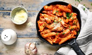 Paste cu pui si bacon cu sos rosu 450g