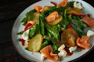 Салат с грушей и лососем (290г)