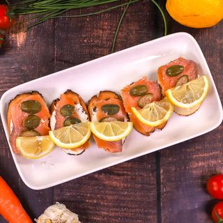 Брускети със сьомга и каперси