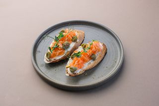 Брускетта с слабосолёным лососем и крем-чизом (130г)