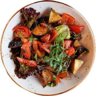 Салат с хрустящими баклажанами в кисло-сладком соусе