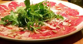 Carpaccio De Solomillo De Buey, Rúcula, Parmesano Y Piñones