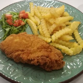 Șnițel de pui pane și cartofi prăjiți