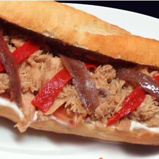 Chapata De Anchoas Con Atún y Pimientos