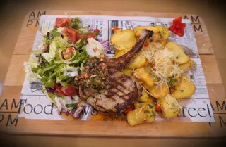 Tomahwak de porc la grill