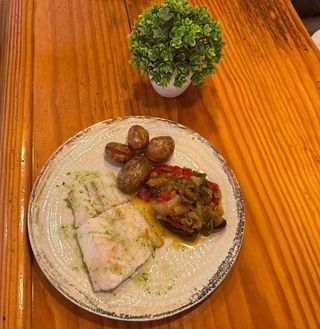 Rosada a la plancha con verduras salteadas