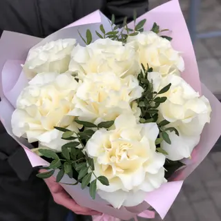 Buchet din 7 Trandafiri Francezi Albi si Verdeata