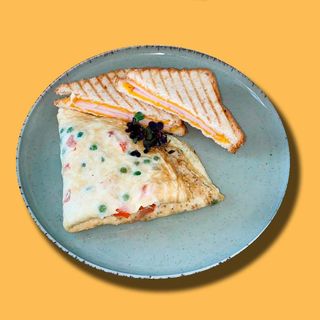 Омлет з овочами,тости з шинкою та сиром (300г)