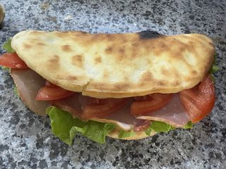 Pizza sendvič sa pečenicom 250gr