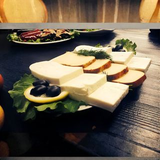 ქართული ყველის ასორტი