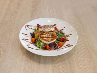 Ensalada De Queso De Cabra, Nueces Y Vinagreta De Granada