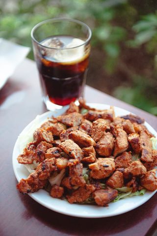 Pinchos al plato de carne adobada	