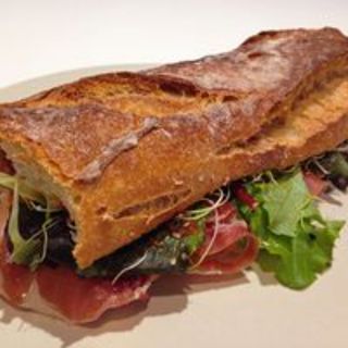 Bocadillo especial de jamón serrano