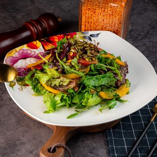 Салат из рукколы и тыквенных семечек