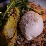 Heljda sa poširanim jajetom i avokadom na žaru