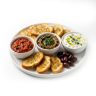 Микс домашни разядки с билкови брускети и маслини 350г
