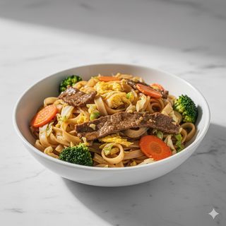 77 - Tagliatelle di riso saltati con manzo, verdura e uova 干炒牛河