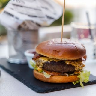 Hamburguesa vegana con papas fritas