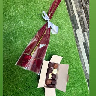 Fleur individuelle avec petit ballotin bonbon chocolat 