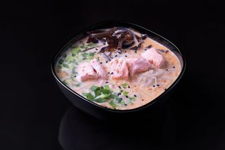 Zupa Tom Yum z łososiem