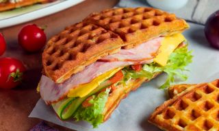 ვაფლის სენდვიჩი ლორით და ყველით