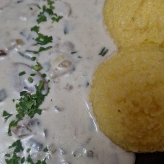 Tocanita de ciuperci cu mamaliga