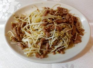 Ternera Salteada Con Brotes De Soja