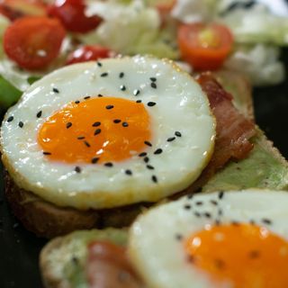 Яйца на очи с бекон