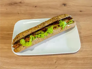 Bagietka z szarpaną wieprzowiną