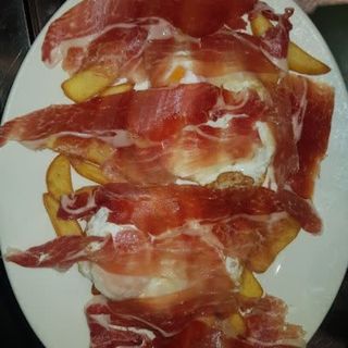 Huevos fritos con jamón ibérico y patatas fritas