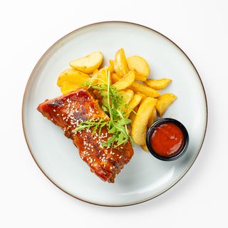 Svinjska rebarca u BBQ umaku s prženim krumpirom