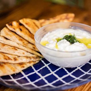 Tzatziki con pan de pita