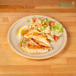 ПИЛЕШКИ ФИЛЕНЦА НА ПЛОЧА С АЙСБЕРГ, КИНОА И ДОМАТИ (350г)