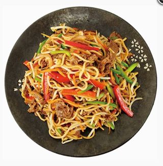 173b. Tallarines yakisoba con ternera
