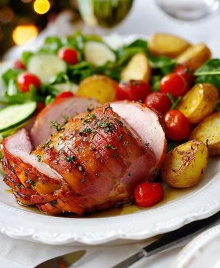 Pieczeń z karczku lub szynki, ziemniaki, surówka, zupa