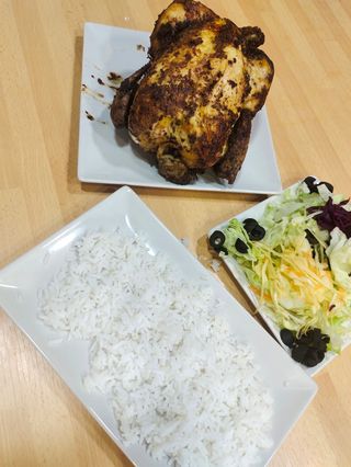 Pollo A L'Ast Con Ensalada De Atún Con Arroz Y Alitas De Pollo