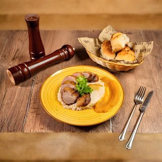 Piept de raţă cu orez şi sos de ananas