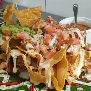 Nachos con guacamole y cochinita