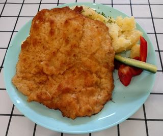 Kotlet schabowy, ziemniaki, surówka