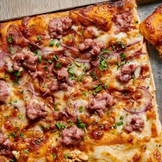 Pizza con BBQ Salchicha (20x30 cm.)