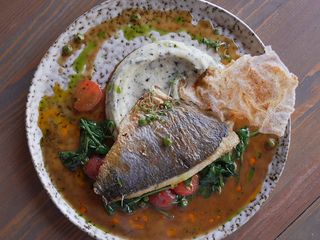 Філе дорадо з цитрусовим Понзо, горошком, черрі, пюре карт.та норі (100/130/50/10g)