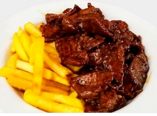 Ternera En Salsa Con Patatas Fritas