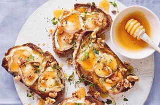 Torradas de Queijo de Cabra com Mel e Nozes