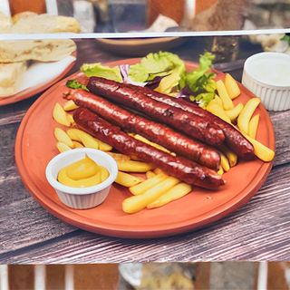 Dimljena roštiljska kobasica sa pomfritom