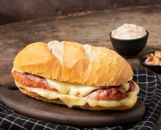 Pão com Salsicha Queijo e Salada