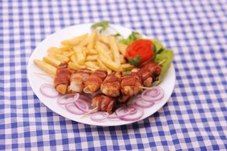 Pileći rolovani ražnjići sa prilogom