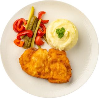 Șnițel de pui cu cartofi piure și salată de murături