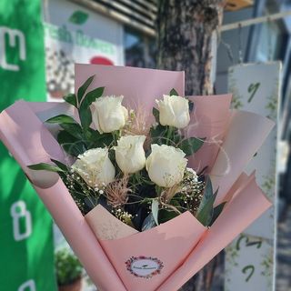 თეთრი ვარდების თაიგული 5 ტოტი