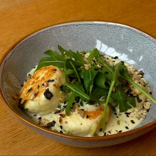 Сирники у вершково-шпинатному соусі