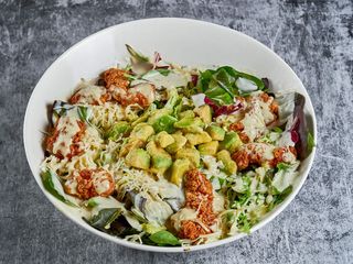 Ensalada César con aguacate